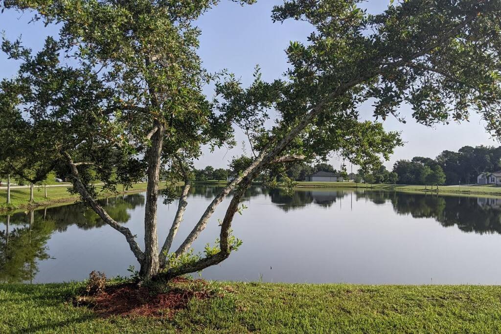 Port Saint Lucie A Little Piece Of Heaven- Peaceful Lake View Apartment- 1 Min From I95 And Turnpike Port St. Lucie Kültér fotó